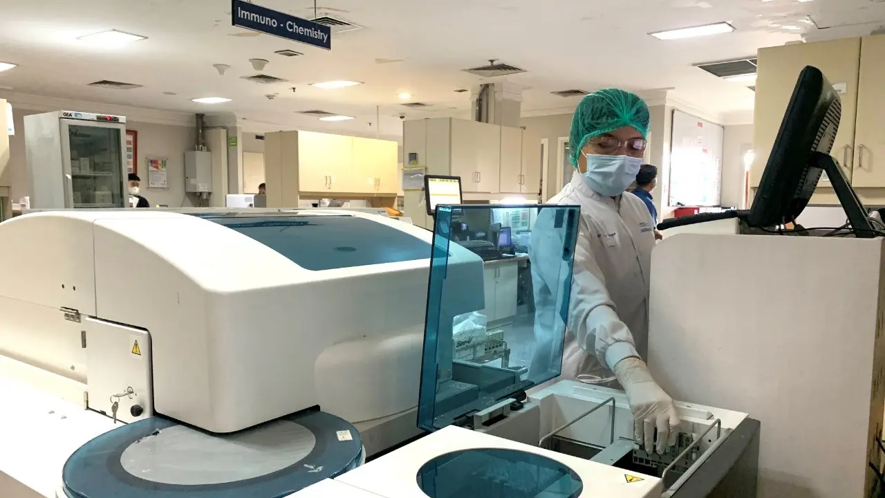 Mirip dengan swab antigen, swab elecsys diklaim lebih sensitif mengenali virus SARS-CoV-2 beserta variannya.