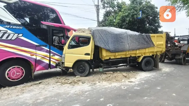 Bus Rombongan Peziarah Ditabrak Truk Pasir. (Sabtu, 14/12/2024). (Yandhi Deslatama/Liputan6.com).