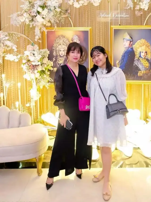 Potret Kedekatan 10 Artis dengan Anak Angkatnya, Curi Perhatian