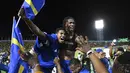 Pemain dan suporter Timnas Curacao merayakan hasil imbang melawan Jamaika pada Grup B Kualifikasi Piala Dunia 2026 zona CONCACAF di Independence Park Stadium, Jamaika pada 18 November 2025. Timnas Curacao memastikan tempat di Piala Dunia 2026. (Ricardo MAKYN/AFP)