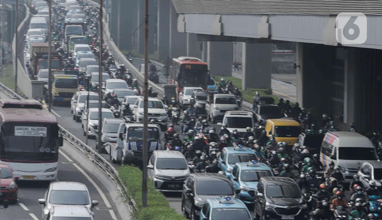 Kondisi lalu lintas di Jalan Gatot Subroto, Jakarta, Selasa (2/5/2023). (Liputan6.com/Herman Zakharia)