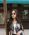 Dalam salah satu potretnya yang diunggah ke media sosial, pelantun lagu Sisa Rasa ini tampil memikat dengan gaya kasual yang modis dan penuh sentuhan mewah.  [@mahaliniraharja].