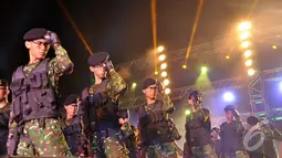Para prajurit TNI melakukan atraksi berupa tarian khas TNI yang penuh kekompakan dan semangat, Jakarta Timur, Minggu (12/10/2014) (Liputan6.com/Miftahul Hayat)