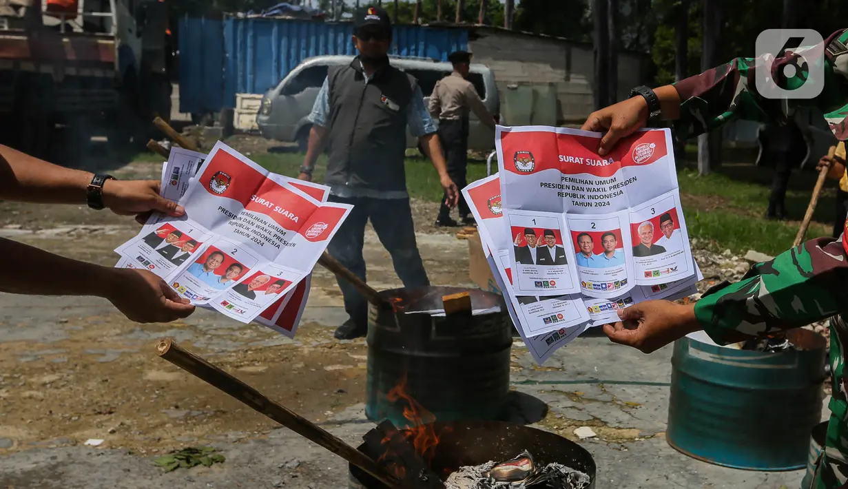 Proses pemusnahan ribuan lembar logistik surat suara tersebut dengan cara dibakar dalam tempat yang sudah disiapkan. (Liputan6.com/Angga Yuniar)