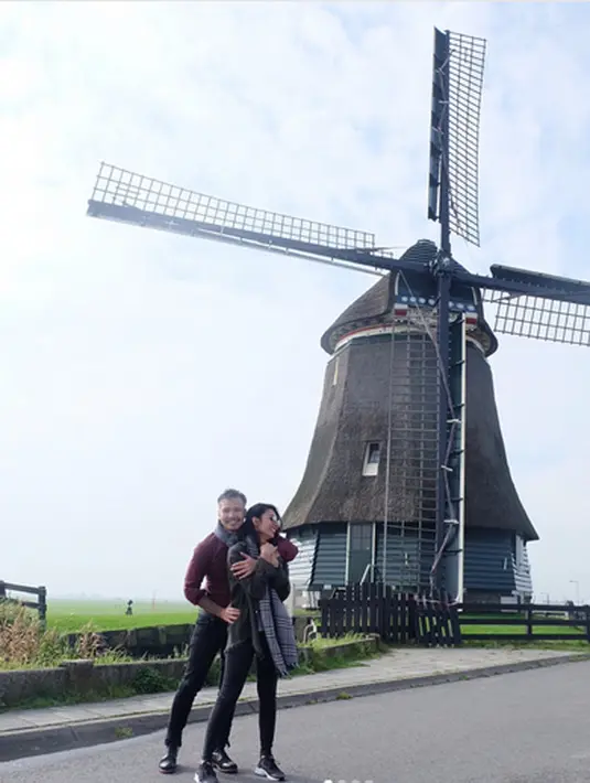 Pemeran Tyas Mirasih dan sang suami, Raiden Soedjono baru saja menikmati bulan madu. Pasangan yang menikah sejak 8 Juli 2017 itu sedang melakukan bulan madu di Eropa. Beberapa tempat disinggahi bersama suami. (Instagram/tyasmirasih)