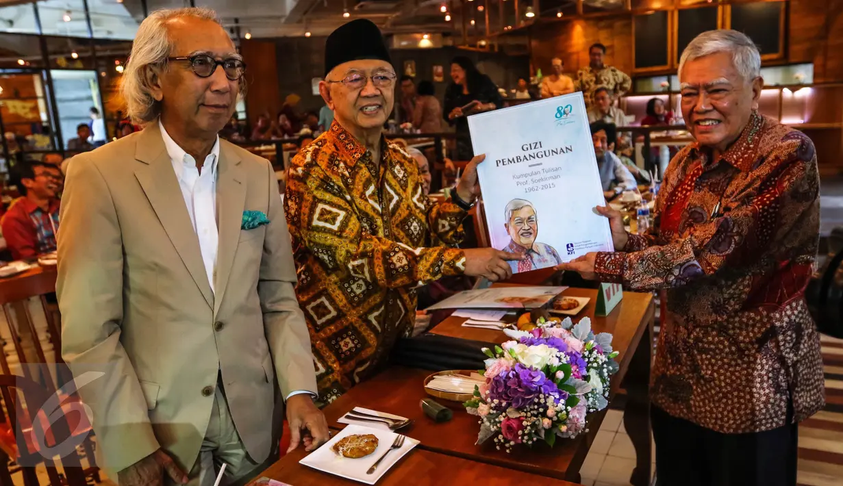 Prof Soekirman secara simbolis memberikan buku kepada JB Sumarlin pada peluncuran buku Gizi Pembangunan di Jakarta, Sabtu (01/10). Tujuan peluncuran buku tersebut mendokumentasikan sejarah perjalanan ilmu gizi. (Liputan6.com/Fery Pradolo)