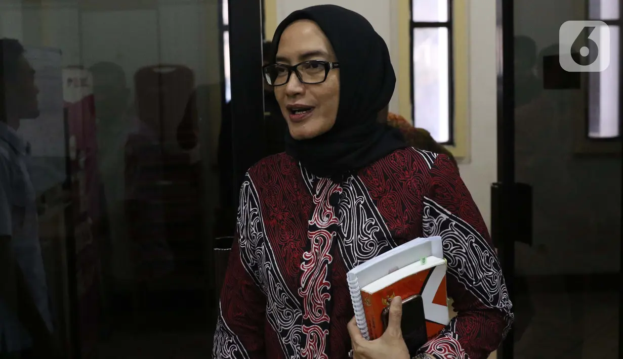 Komisioner KPU RI, Evi Novida Ginting jelang memberi keterangan terkait pernyataan sikap KPU RI terhadap putusan DKPP di Gedung KPU RI, Jakarta, Kamis (19/3/2020). Evi Novida Ginting menyatakan keberatan dan akan mengajukan gugatan atas putusan DKPP. (Liputan6.com/Helmi Fithriansyah)