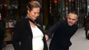 "Orang itu menyelamatkanku dari pesepeda. Aku harusnya lebih memperhatikan jalanan," tulis Chrissy Teigen lewat akun Twitterya. (Raymond Hall/GC Images/People)