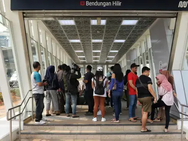 Penumpang tak bisa masuk Stasiun MTR Bendungan Hilir lantaran sedang terjadi pamadaman listrik di wilayah Jabodetabek, Jakarta, Minggu (4/8/2019). Pemadaman listrik mengakibatkan layanan MRT berhenti dan lumpuh total. (Liputan6.com/JohanTallo)