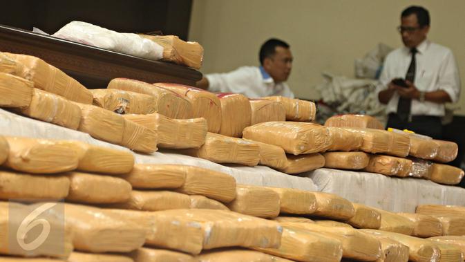Barang bukti berupa 1,5 ton ganja dengan nilai total Rp.17 M diperlihatkan Bareskrim saat rilis pengungkapan jaringan Narkotika sindikat Aceh-Jakarta-Bali di Jakarta, Senin (28/12/2015). (Liputan6.com/Immanuel Antonius)
