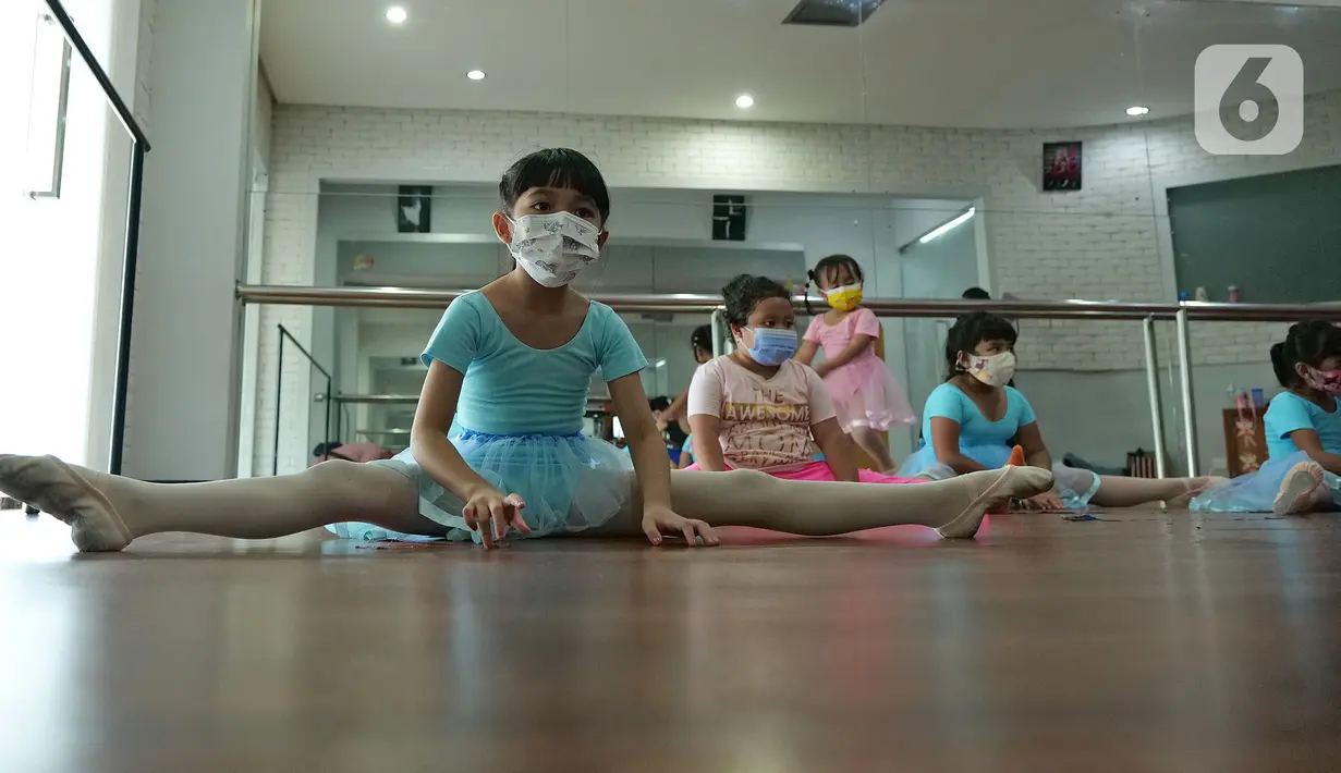 Sejumlah murid mengikuti gerakan balet di sanggar on point Ballet School, Jakarta, Jumat (11/06/2021). Sanggar balet tersebut sudah buka kembali normal, dengan kapasita 50 persen, untuk murid yang kurang sehat dan masih belom berani tatap muka, di bukakan online.(Liputan6.com/Herman Zakharia)