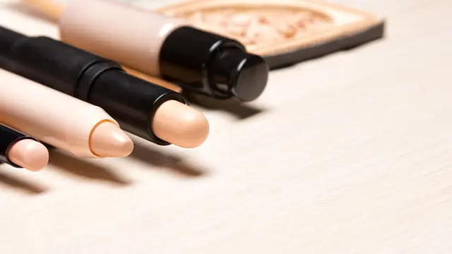 Ups, 4 Kesalahan Ini Sering Terjadi Saat Menyamarkan Mata Panda dengan Makeup!