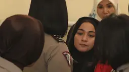 Bos First Travel, Anniesa Hasibuan menuju ruang sidang Pengadilan Negeri Depok untuk menjalani sidang vonis, Rabu (30/5). Sebelumnya Bos First Travel, Andika Surachman dan Anniesa Hasibuan dituntut 20 tahun penjara oleh JPU. (Liputan6.com/Herman Zakharia)