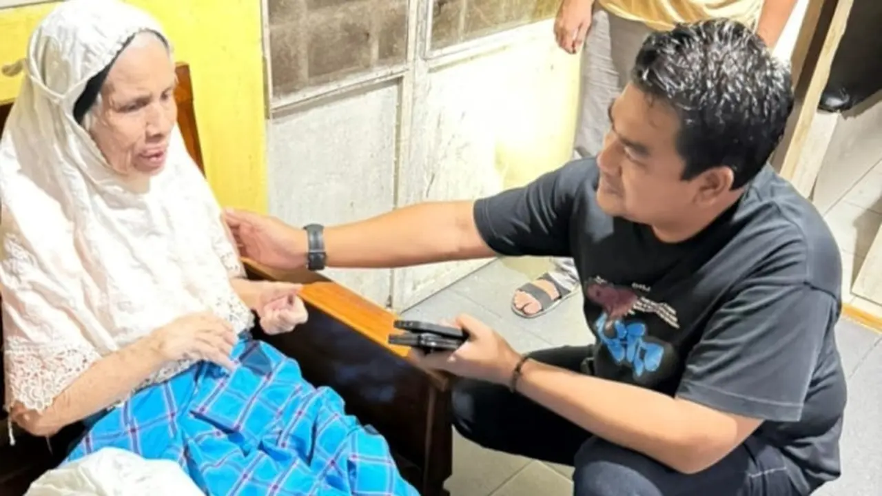 Kasat Reskrim Polresta Pekanbaru menjenguk korban anak aniaya ibu kandung di Kecamatan Rumbai.