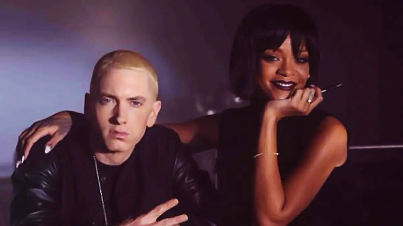 rihanna-sweet-131216b.jpg