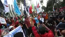 Ratusan buruh saat berorasi di Tugu Proklamasi, Jakarta, Jumat (20/11). Dalam aksinya buruh meminta Gubernur menaikan upah rata-rata Rp500ribu dan memberlakukan upah umum sektoral. (Liputan6.com/Immanuel Antonius)