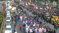 Mahasiswa memblokade Tol Dalam Kota saat berdemonstrasi menolak RUU KUHP dan revisi UU KPK di depan Gedung DPR, Jakarta, Selasa (24/9/2019). Sekitar pukul 15.00 WIB, mahasiswa yang berada di ruas Jalan Gatot Subroto memanjat tembok pembatas kemudian memadati Tol Dalam Kota. (merdeka.com/Arie Basuki)