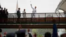 Petenis Serbia, Novak Djokovic melemparkan bola kepada fans setelah mengalahkan petenis Swiss, Roger Federer di babak final tunggal putra Wimbledon 2015, London, Minggu (12/7). Ini adalah gelar Wimbledon ketiga bagi Djokovic.  (REUTERS/Stefan Wermuth)