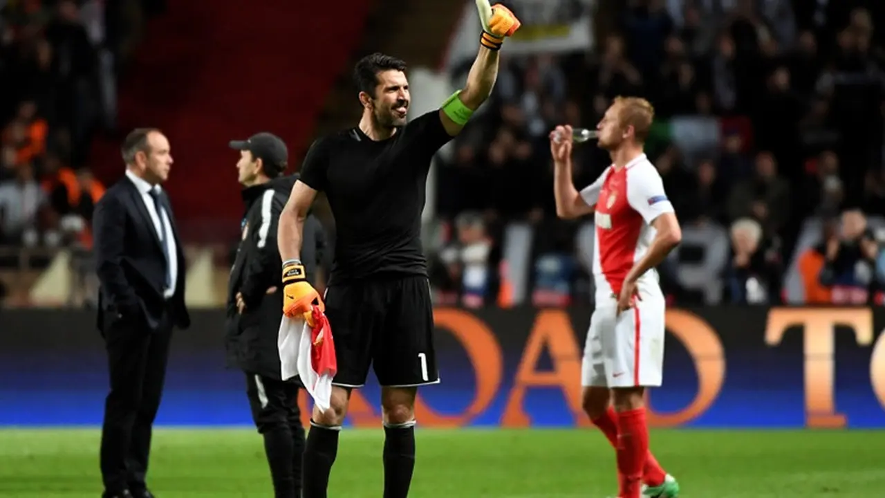 Kiper Juventus Gianluigi Buffon selepas laga melawan AS Monaco pada leg pertama semifinal Liga Champions di Stade Louis II, Kamis (4/5/2017) dinihari WIB. Buffon sukss meredam serangan tuan rumah. 