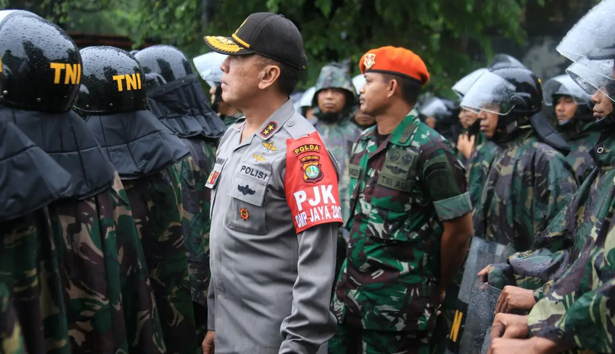 Kapolda Metro Jaya Irjen Pol M Iriawan memantau pengamanan aksi 212 di Gedung DPR/MPR RI, Jakarta Pusat, Selasa (21/2). Aparat gabungan TNI/Polri bersiaga mengamankan jalannya aksi 212 yang berlangsung di depan Kompleks Parlemen, Senayan. (Dok. Istimewa