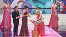Finalis dari Bangka Belitung, Sonia Fergina mengambil payung untuk menjawab pertanyaan dari Juri, Riyo Mori pada malam puncak Puteri Indonesia 2018 di JCC, Jakarta, Jumat (9/3). (Liputan6.com/Herman Zakharia)