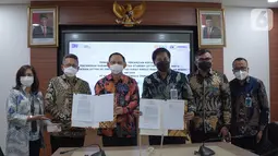 Jajaran Direksi PT Askrindo dan Pemimpin Divisi Hubungan Kelembagaan 2 BNI menunjukan naskah Perjanjian Kerja Sama Penjaminan Garansi Bank Dan/Atau Standby Letter Of Credit Serta Penjaminan Letter Of Credit Dan / Atau Surat Kredit Berdokumen Dalam Negeri di Jakarta (5/4/2022).(Liputan6.com/HO/Iqbal)