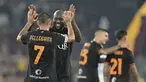Gelandang AS Roma Lorenzo Pellegrini berselebrasi dengan Romelu Lukaku saat menjamu Frosinone pada laga pekan ketujuh Serie A 2023/2024 di Olimpico, Senin (02/10/2023) dini hari WIB. (Alfredo Falcone/LaPresse via AP)