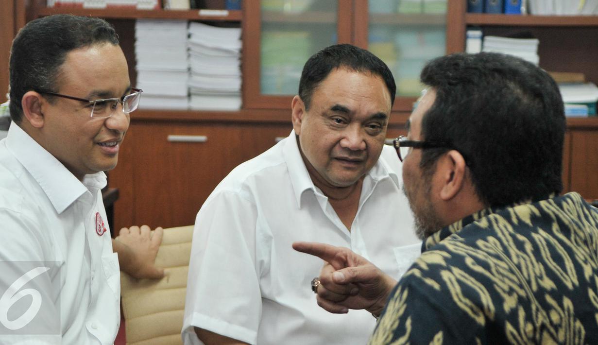 Cagub DKI Jakarta, Anies Baswedan berbincang dengan Ketua PWI Pusat, Margiono, Jakarta, Jumat (24/3). Anies menyampaikan harapannya agar PWI ikut mengawal proses Pilkada putaran kedua pada 19 April mendatang. (Liputan6.com/Yoppy Renato)