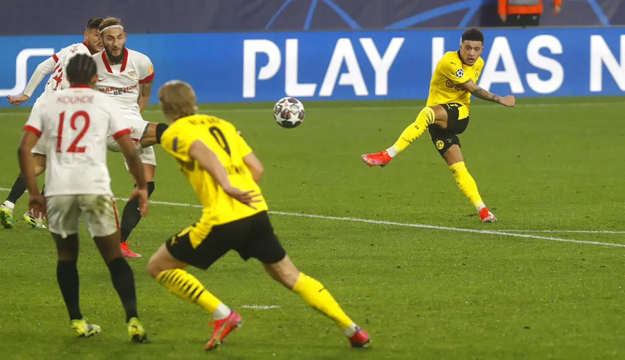 Pemain Borussia Dortmund Jadon Sancho (kanan) menendang bola ke gawang Sevilla pada leg pertama babak 16 besar Liga Champions di Stadion Ramon Sanchez Pizjuan, Seville, Spanyol, Rabu (17/2/2021). Borussia Dortmund menang 3-2. (AP Photo/Angel Fernandez)