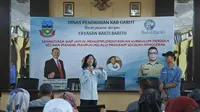 Salah satu narasumber tengan memberikan materi kepada seluruh peserta bimtek Kurikulum Merdeka di Garut, Jawa Barat. (Liputan6.com/Jayadi Supriadin)