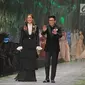 Desainer Sebastian Gunawan tampil di atas catwalk usai memerkan karyanya dalam peragaan busana Aqua Reflections x Sebastian Gunawan di Jakarta, Senin (5/2). (Liputan6.com/Herman Zakharia)