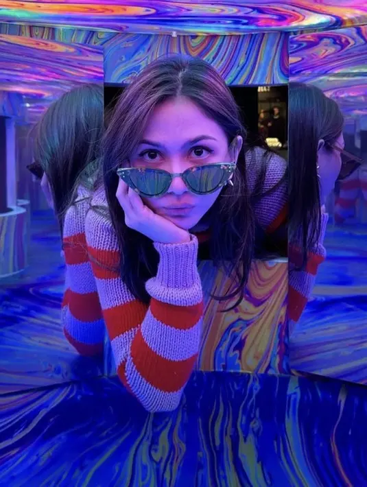 Jessica pun nampak menggerai rambutnya, dengan tampil makeup natural serta kacamata hitam pelangkap penampilan. (@jscmila)