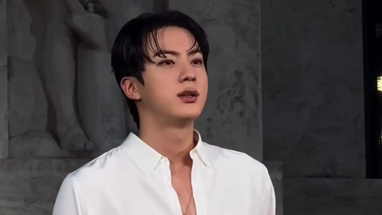 Pesona Jin BTS di Gucci Milan Fashion Week. [@wwd]