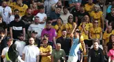 Pemain Manchester City, Tijjani Reijnders melakukan selebrasi setelah mencetak gol perdananya di Liga Inggris 2025/2026 ketika melawan Bournemouth di Molineux stadium, Wolverhampton, Inggris, Sabtu (16/08/2025) waktu setempat. (AFP/Darren Staples)