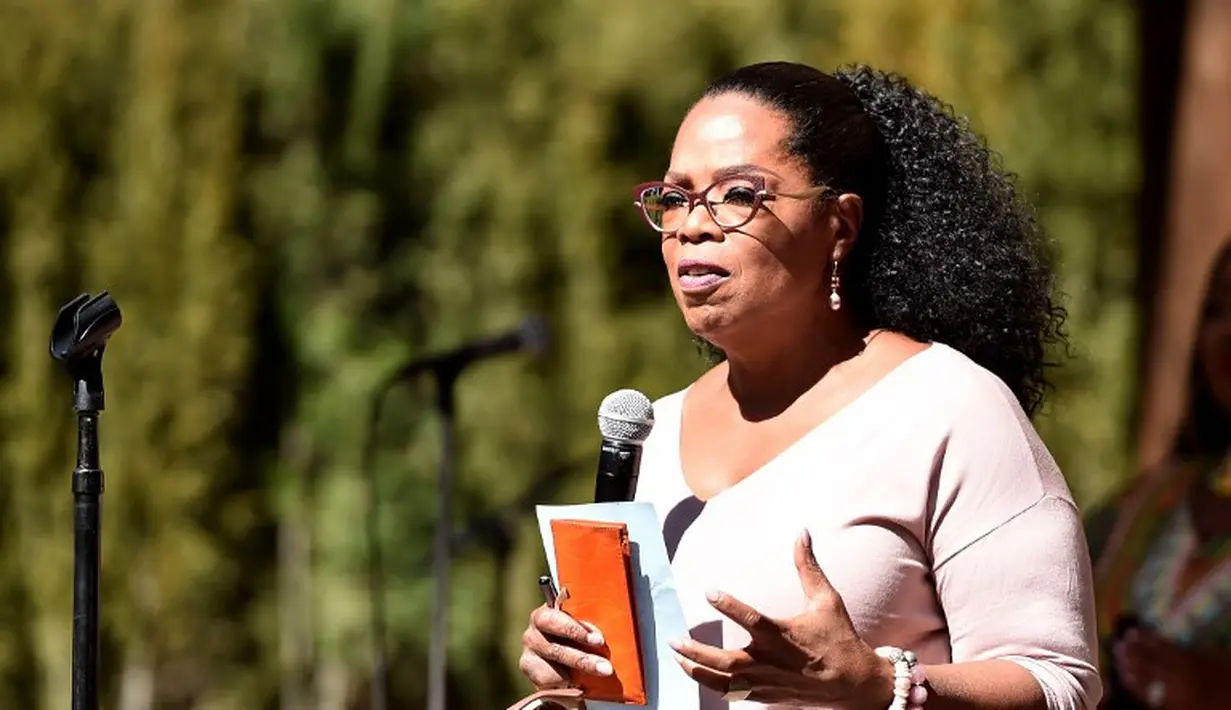 Oprah Winfrey lahir di Mississippi dengan seorang ibu yang tak menikah. Ibunya saat itu masih berusia remaja. (Alberto E. Rodriguez / GETTY IMAGES NORTH AMERICA / AFP)