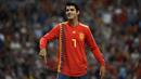 Striker Spanyol, Alvaro Morata, merayakan gol yang dicetaknya ke gawang Swedia pada laga Kualifikasi Piala Eropa 2020 di Stadion Santiago Bernabeu, Madrid, Senin (10/6). Spanyol menang 3-0 atas Swedia. (AFP/Pierre-Philippe Marcou)