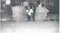 Penjual daun jati yang mulai tergerus oleh kertas dan plastik di era 90an. (Source: Facebook/Perpustakaan Nasional)