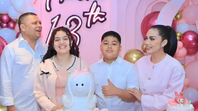 Tampilan Amora saat Pesta Ulang Tahun ke-13. [@krisdayantilemos]