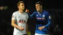 Pemain tim divisi tiga Rochdale AFC, Ryan Delaney menunjuk pemain Tottenham Hotspur, Harry Kane pada babak kelima Piala FA 2018 di Crown Oil Arena, Minggu (18/2). Rochdale menahan ambisi Tottenham Hotspur melaju ke perempat final Piala FA. (AP/Rui Vieira)