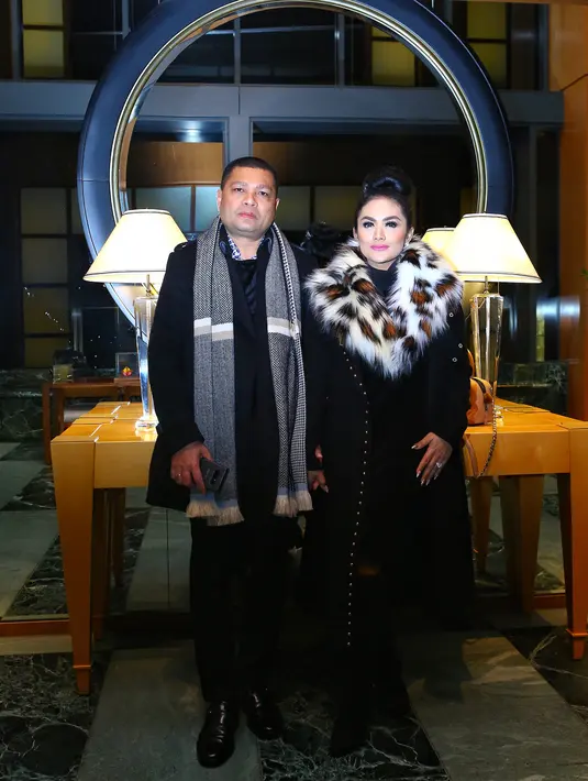 Krisdayanti pun sangat menjaga soal komunikasi tersebut, dan bahkan ia punya tempat khusus di rumah untuk menjalin komunikasi dan bermesraan dengan sang suami. Ya, meja makan adalah pilihannya. (Instagram/krisdayantilemos)