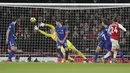 Pemain Arsenal, Hector Bellerin (kanan) melepaskan tembakan ke gawang Chelsea yang berbuah gol pada lanjutan Premier League di Emirates Stadium, London, (3/1/2018). Arsenal bemain imbang 2-2 dengan Chelsea. (AP Photo/Frank Augstein)