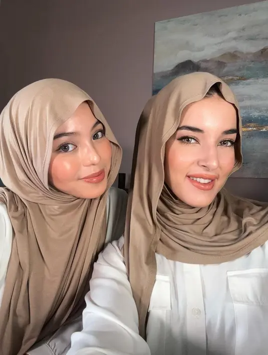 Menariknya, ia juga mengenakan hijab cokelat dan kemeja putih. Mana penampilan Tasya Farasya yang jadi favoritmu, Sahabat FIMELA? [Foto: Instagram/tasyafarasya]