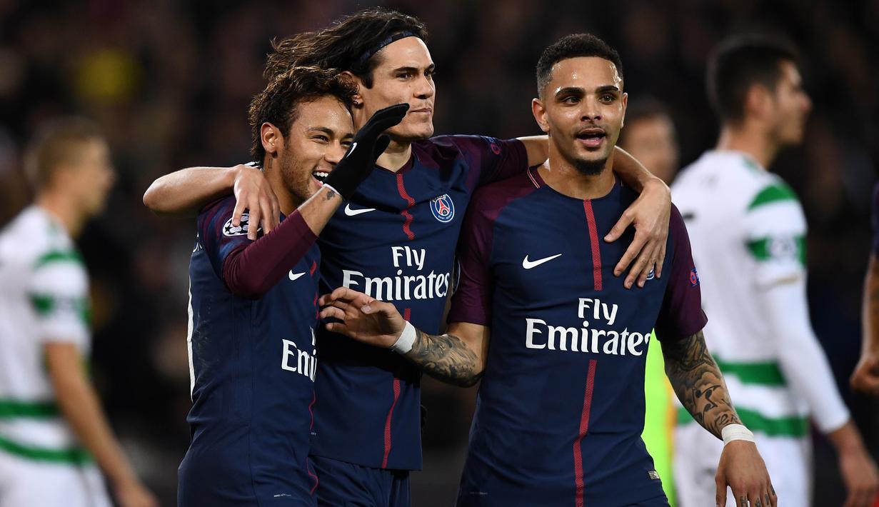 Edinson Cavani (tengah) merayakan gol bersama Neymar (kiri) dan Layvin Kurzawa saat melawan Celtic  pada laga grup B Liga Champions di Parc des Princes stadium, Paris, (22/11/2017). PSG menang telak 7-0. (AFP/Franck Fife)