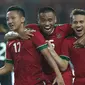 Pemain depan Indonesia U-19, Egy Maulana Vikri (kanan) ikut merayakan gol saat melawan Thailand U-19 di Stadion Wibawa Mukti, Cikarang, Minggu (8/10). Egy satu-satunya remaja Asia Tenggara yang masuk daftar 60 terbaik. (Liputan6.com/Helmi Fithriansyah)