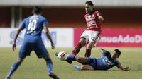 Pemain Bali United, Willian Silva Costa Pacheco (kiri), berebut bola dengan pemain Persib Bandung, Ferdinan Alfred Sinaga, dalam pertandingan Babak Penyisihan Piala Menpora 2021 di Stadion Maguwoharjo, Sleman. Rabu (24/3/2021). (Bola.com/Arief Bagus)