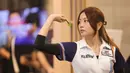 Dartslive Support Player asal Singapura Hedy Wong mencoba salah satu alat di acara peluncuran Darts Station di lantai F7 FX Sudirman, Senayan, Jakarta pada Sabtu (15/11/2025). (Bola.com/Abdul Aziz)