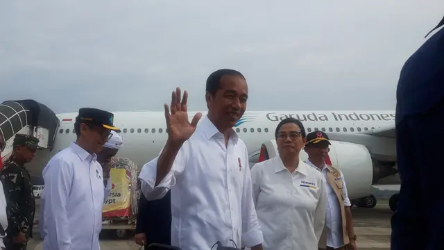 Presiden Joko Widodo (Jokowi) merespons tudingan Sekretaris Jenderal PDIP Hasto Kristiyanto yang menudingnya ingin merebut kursi Ketua Umum PDIP dari Megawati Soekarnoputri.