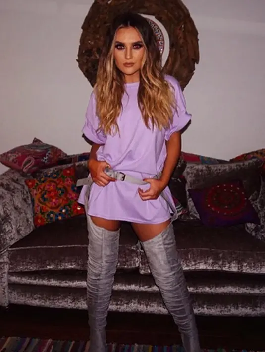 Dalam foto itu Alex hanya menatap cermin di depannya sambil mengumbar senyum, dan kedua anjing peliharaannya menatap langsung ke kamera. (Instagram/Perrieedwards)