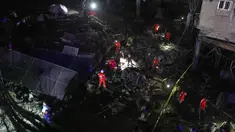Para sukarelawan Palang Merah Lebanon mencari kemungkinan korban di sebuah bangunan yang hancur akibat serangan udara Israel di kota pelabuhan Sidon, Lebanon selatan, Selasa 6 Januari 2026 pagi waktu setempat. Sebuah serangan kembali menghantam wilayah Lebanon. (AP Photo/Mohammed Zaatari)