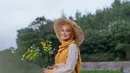 Dikabarkan sedang hamil, paras Nadya Mustika dalam pemotretan tema kebun ini begitu memesona. Dengan balutan dress berwarna mustard ia tampak begitu anggun dan cantik. Senyumnya yang khas juga berhasil curi perhatian. (Liputan6.com/IG/@nadyamustikarahayu)